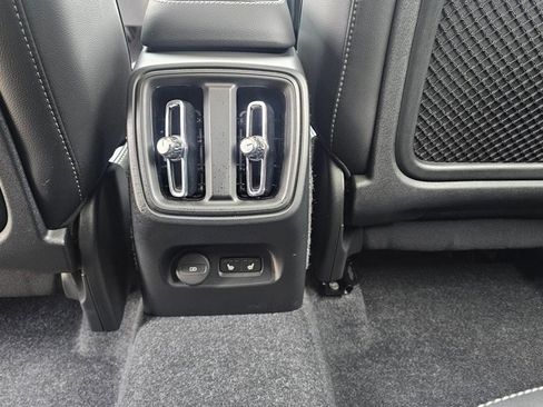 Certified 2025 Volvo XC40 B5 Ultra w/ Climate Package image 19