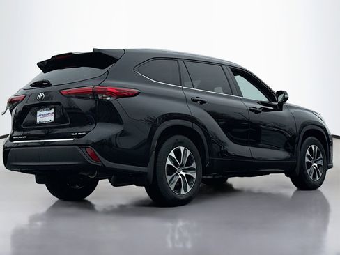 Used 2023 Toyota Highlander L image 2