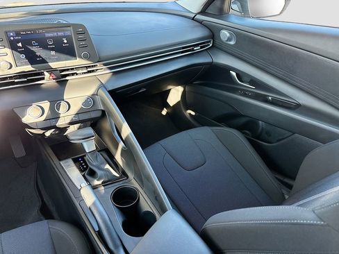 Certified 2025 Hyundai Elantra SE image 21