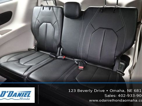 Used 2022 Chrysler Pacifica Touring-L FWD image 36