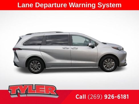 Used 2024 Toyota Sienna XLE FWD image 9