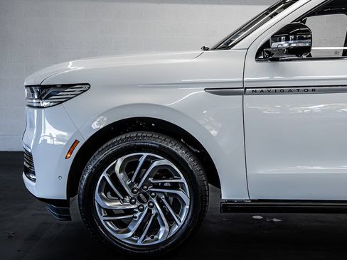 Used 2025 Lincoln Navigator Reserve AWD/4WD image 12