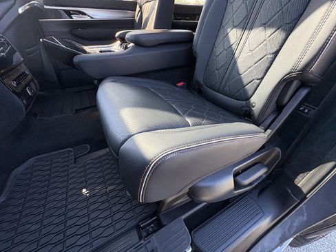 Used 2023 Jeep Grand Wagoneer Series III AWD/4WD image 21