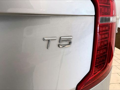 Used 2022 Volvo XC90 T5 Momentum w/ Climate Package FWD image 9