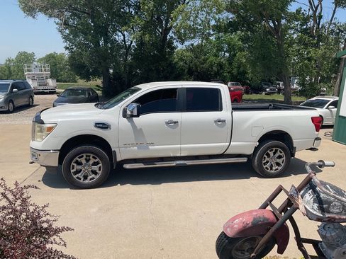Used 2018 Nissan Titan SL w/ Chrome Package AWD/4WD image 6