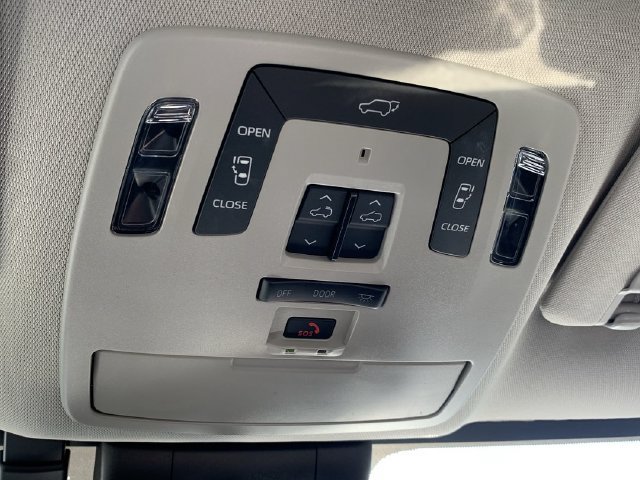 Used 2023 Toyota Sienna Limited FWD image 31
