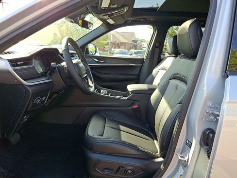 New 2025 Jeep Grand Cherokee Limited w/ Trailer Tow Package image 13