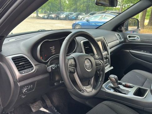 Used 2018 Jeep Grand Cherokee Laredo AWD/4WD image 11