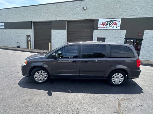 Used 2017 Dodge Grand Caravan SE w/ UConnect Hands-Free Group FWD image 4