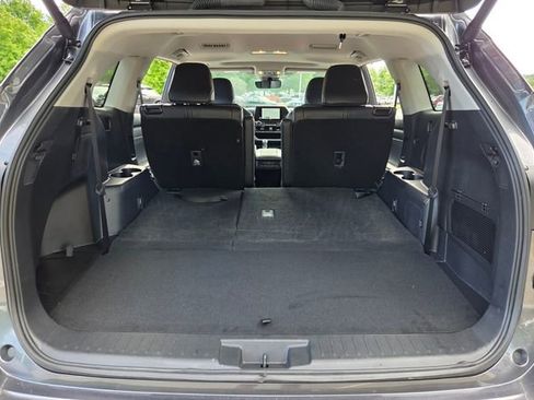 Used 2025 Toyota Highlander XLE AWD/4WD image 16