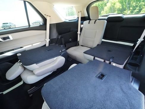 Used 2024 Ford Explorer XLT RWD image 30