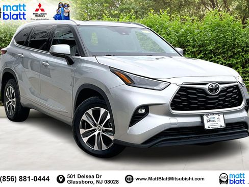 Used 2022 Toyota Highlander XLE image 2