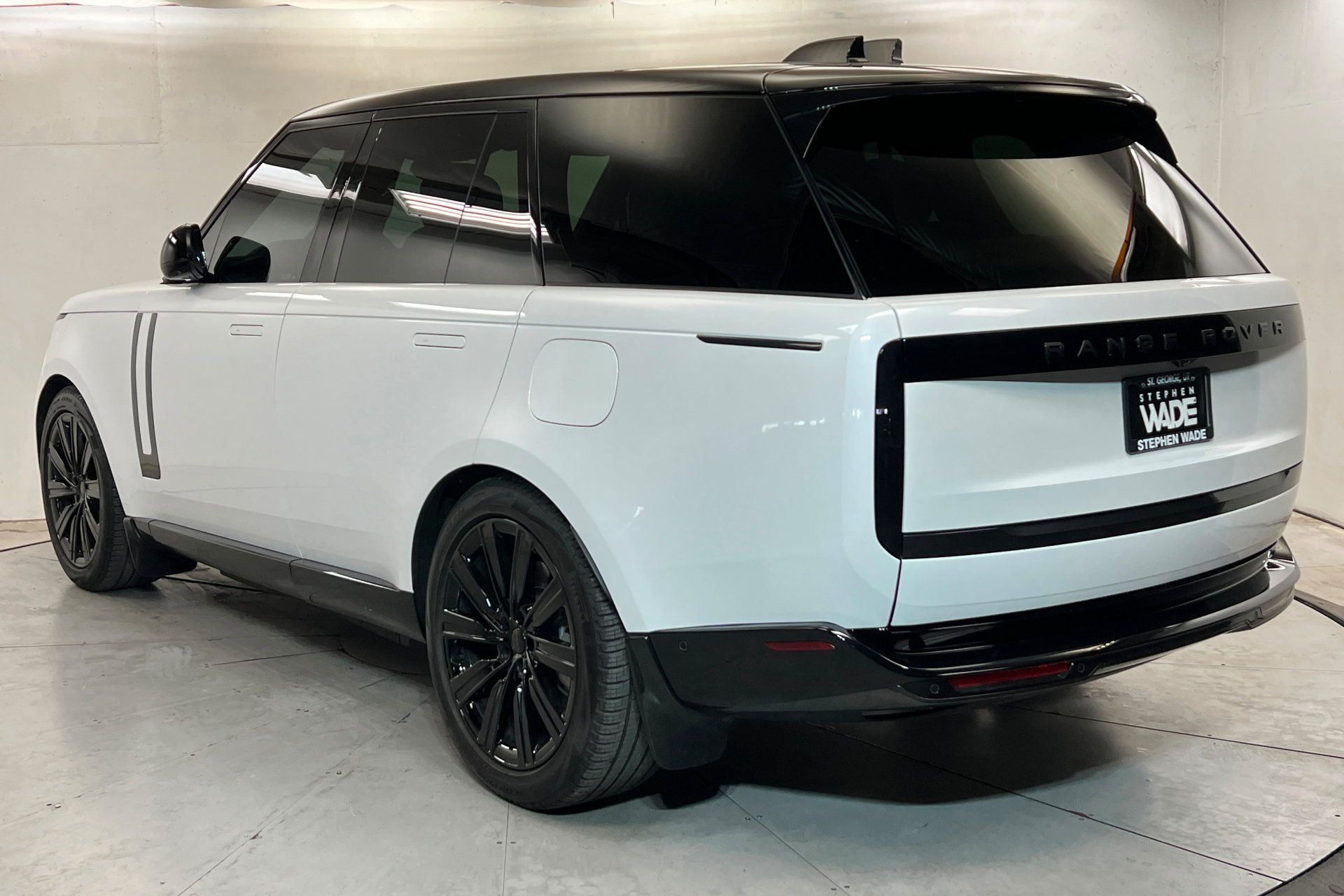Used 2026 Land Rover Range Rover SE AWD/4WD image 3
