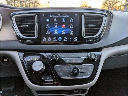 Used 2017 Chrysler Pacifica Touring-L image 23