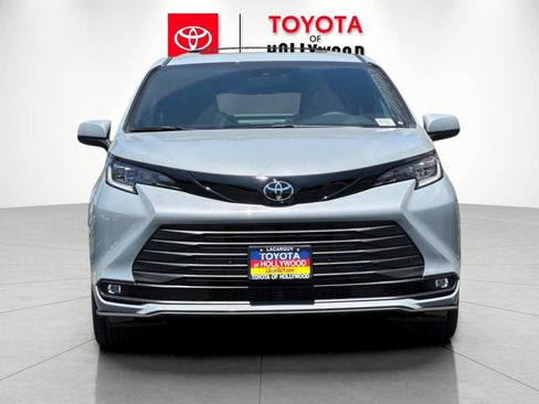 New 2026 Toyota Sienna XLE Woodland Edition AWD/4WD image 8