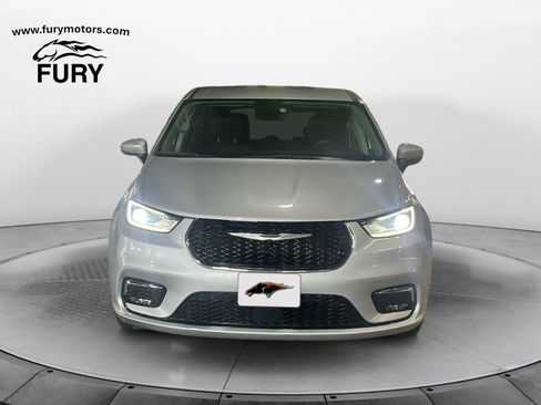 Used 2023 Chrysler Pacifica Touring-L FWD image 8