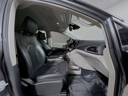 Used 2022 Chrysler Pacifica Touring-L image 31