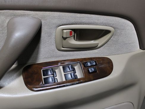 Used 2002 Toyota Sequoia SR5 image 9