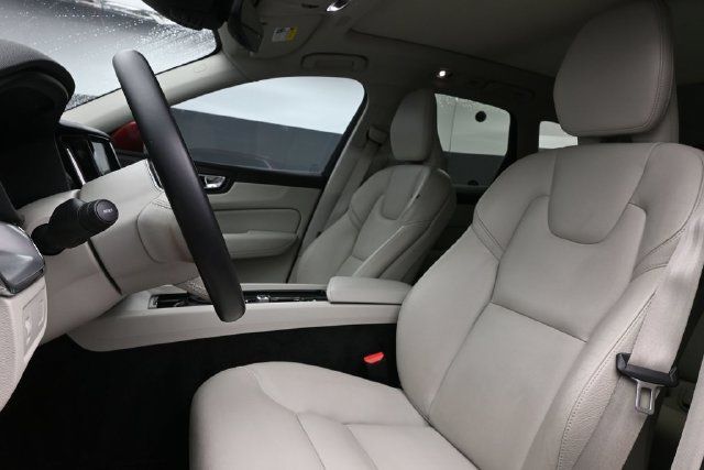 Used 2019 Volvo XC60 T5 Momentum w/ Multimedia Package FWD image 10