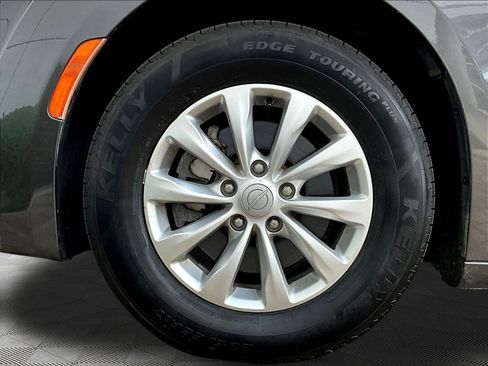 Used 2018 Chrysler Pacifica Touring-L Plus FWD image 33