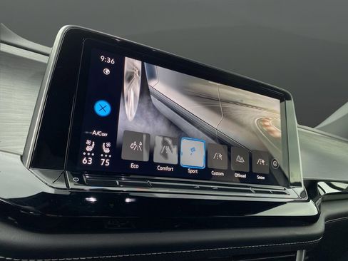 Certified 2024 Volkswagen Atlas Cross Sport SE image 23