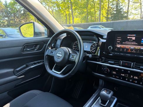 Used 2025 Nissan Pathfinder SV FWD image 37