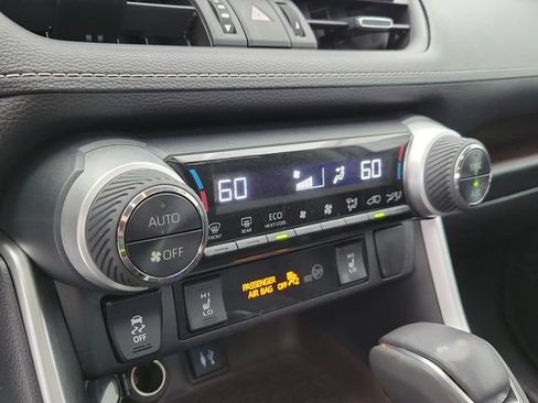 Used 2019 Toyota RAV4 Limited FWD image 31