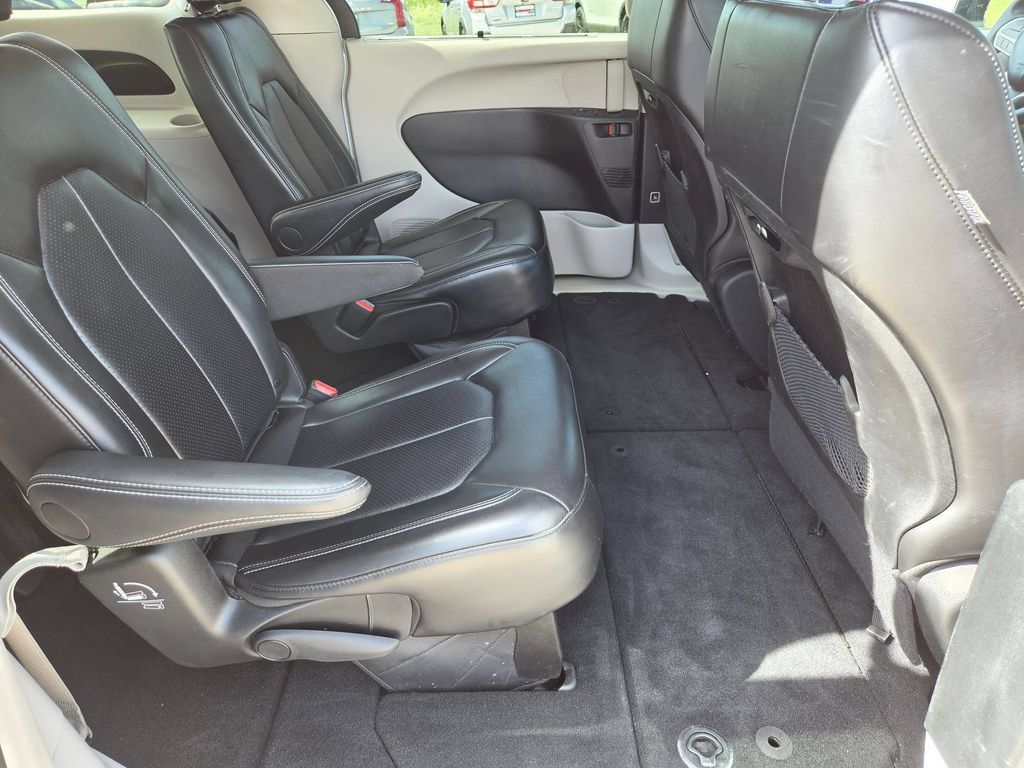 Used 2024 Chrysler Pacifica Touring-L FWD image 29