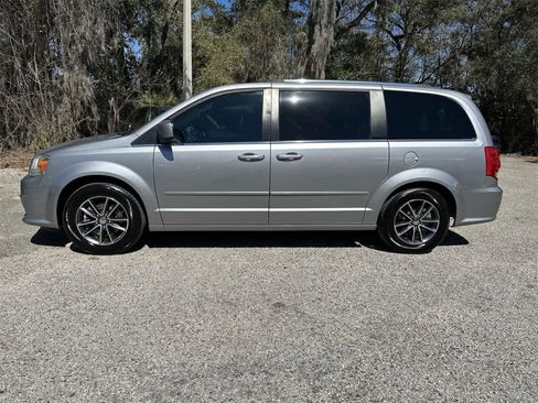 Used 2017 Dodge Grand Caravan SXT image 4
