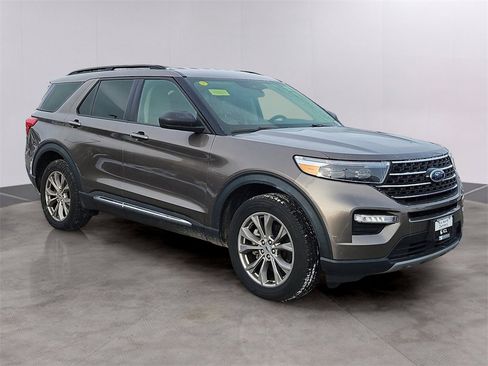 Used 2021 Ford Explorer XLT w/ Equipment Group 202A image 3