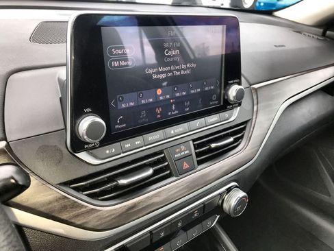 Used 2024 Nissan Altima 2.5 SV image 16