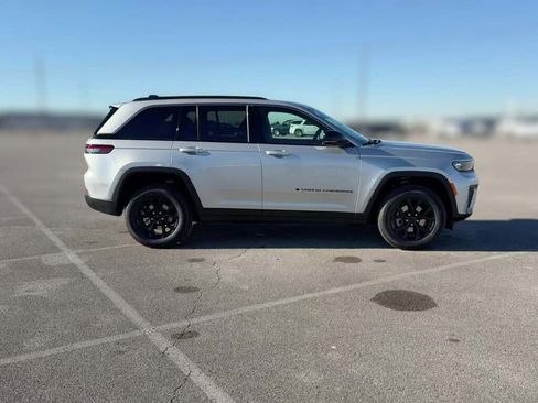New 2026 Jeep Grand Cherokee Altitude image 14