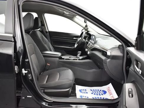 Used 2024 Nissan Altima 2.5 SV FWD image 16