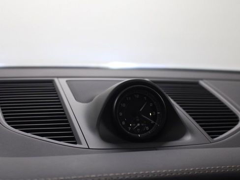 Certified 2022 Porsche Macan AWD/4WD image 32