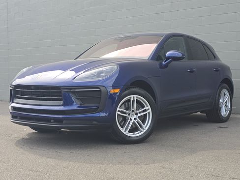 Certified 2022 Porsche Macan AWD/4WD image 1