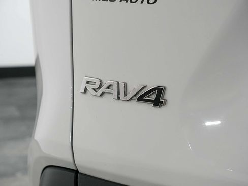 Used 2020 Toyota RAV4 LE FWD image 11