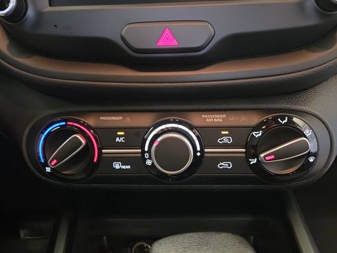 Used 2025 Kia Soul LX w/ LX Technology Package FWD image 17