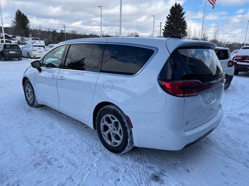 Certified 2024 Chrysler Pacifica Limited image 4