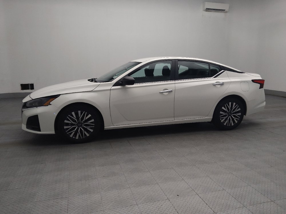 Used 2025 Nissan Altima 2.5 SV FWD image 2