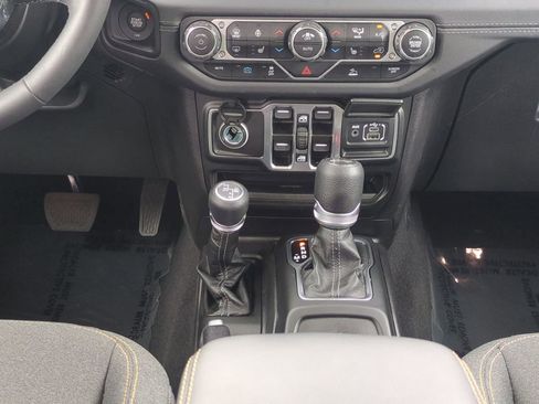Used 2025 Jeep Wrangler Unlimited Sahara AWD/4WD image 20