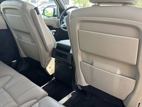 Used 2020 Land Rover Discovery SE image 28