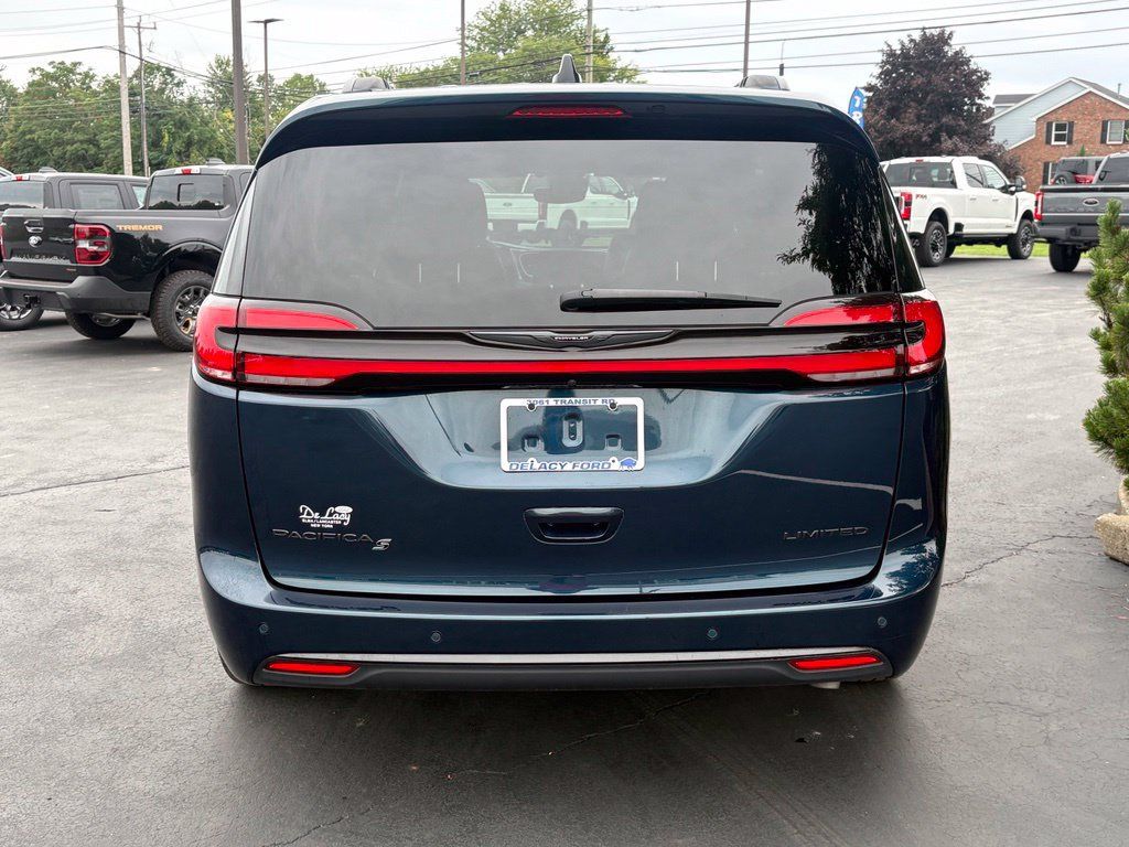 Used 2025 Chrysler Pacifica Limited FWD image 4