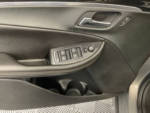 Used 2018 Chevrolet Impala LT FWD image 9