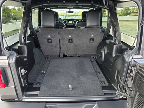 Used 2019 Jeep Wrangler Unlimited Sahara AWD/4WD image 16