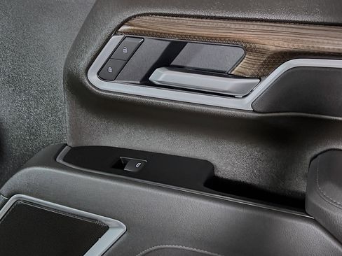 Used 2025 Chevrolet Silverado 2500 LT w/ Convenience Package image 31