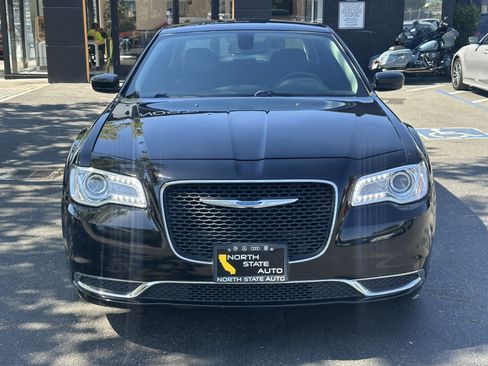 Used 2017 Chrysler 300 Limited RWD image 4