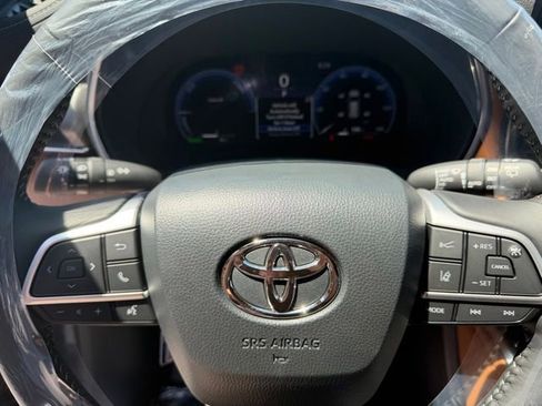 Used 2026 Toyota Highlander Platinum AWD/4WD image 7