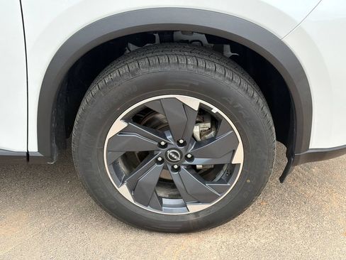 Used 2025 Nissan Rogue SV FWD image 12