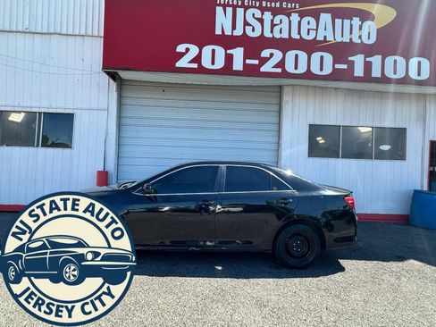 Used 2014 Toyota Camry LE image 2