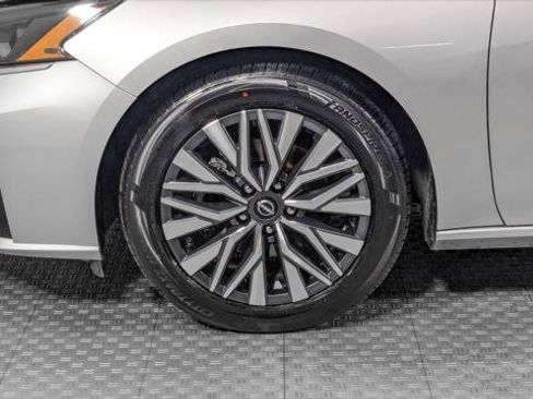 Used 2024 Nissan Altima 2.5 SV FWD image 32